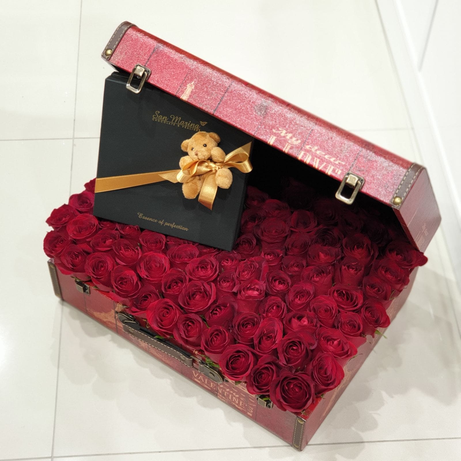 101 Ruža u koferu - Dostava cveća Beograd - Provansa Dekor