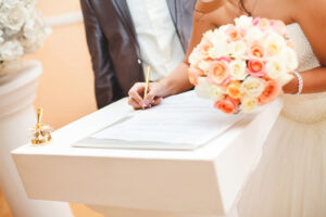 signing of the newlyweds - the difference between a wedding and a wedding