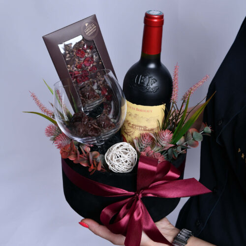 Коробка классическая 10 - с красным вином, бокалом и специальным шоколадом с малиной к вину - доставка цветов - Cvećara Provansa Dekor Belgrade
