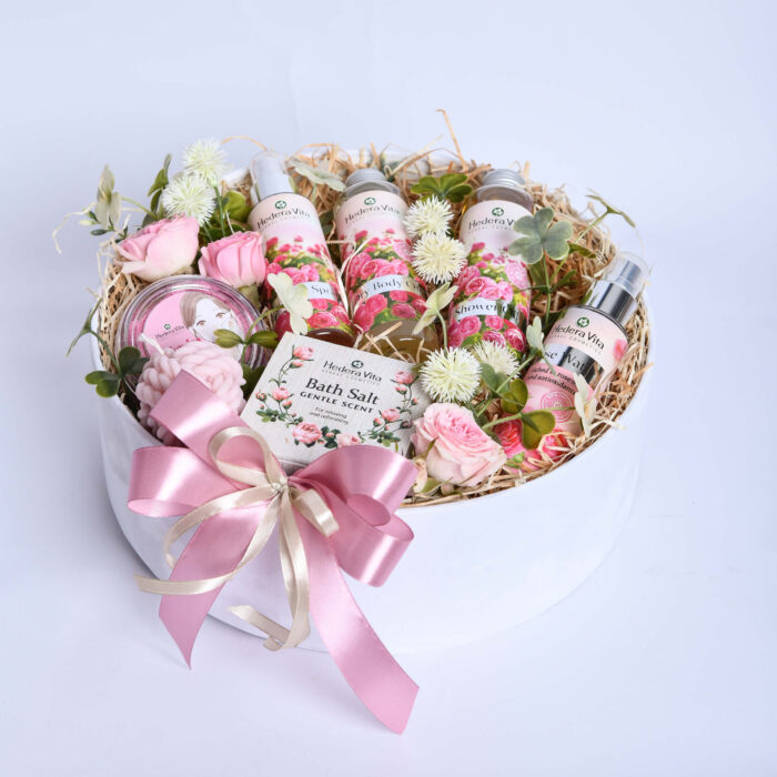 Korpo lux 8 - u beloj dekorativnoj kutiji sa kozmatickim setom za zene brenda Hedera Vita - dostava cveća – Cvećara Provansa Dekor Beograd