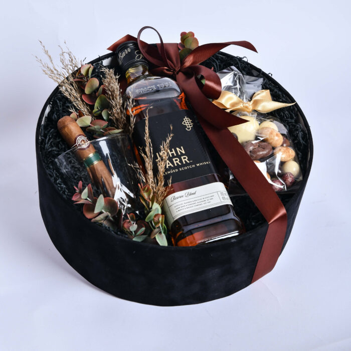 Korpo lux 3 - u crnoj dekroativnoj kutiji sa cokoladnim drazeima, tompusom, casom za viski i viskijem - dostava cveća – Cvećara Provansa Dekor Beograd