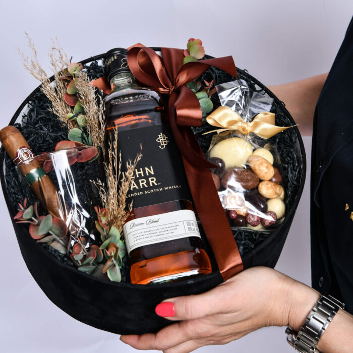 Korpo lux 3 - sa viskijem, kristalnom casom za viski, tompusom i cokoladnim drazeima u crnoj dekorativnoj kutiji - dostava cveća – Cvećara Provansa Dekor Beograd
