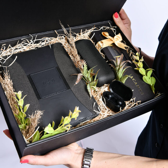 Korpo premium 6 - sa rokovnikom, bezicnim slusalicama i cokoladom u crnoj dekorativnoj kutiji - dostava cveća – Cvećara Provansa Dekor Beograd