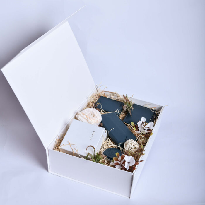Korpo premium 5 - u beloj dekorativnoj kutiji sa koznim novcanikom, futrolom za naocare, holderom za kartice i dekoracijom - dostava cveća – Cvećara Provansa Dekor Beograd