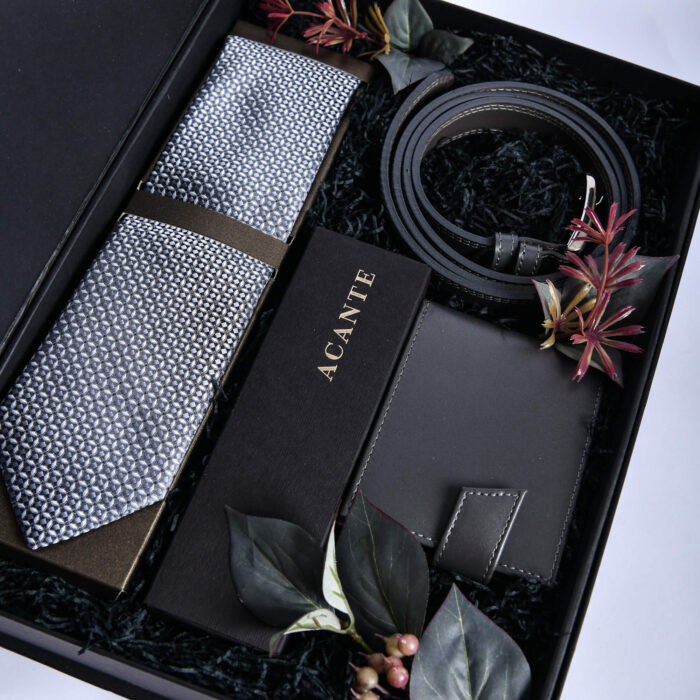 Korpo premium 4 - u elegantnoj kutiji sa kravatom i kaisem za muskarca - dostava cveća – Cvećara Provansa Dekor Beograd