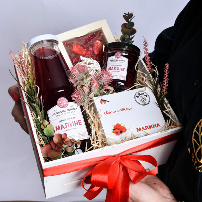 Korpo classic 3 - sa domacim proizvodima od maline u beloj dekorativnoj kutijij - dostava cveća – Cvećara Provansa Dekor Beograd