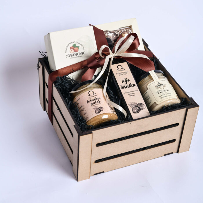 Korpo classic 7 - u drvenoj kutijij sa domacim proizvodima od lesnika - dostava cveća – Cvećara Provansa Dekor Beograd