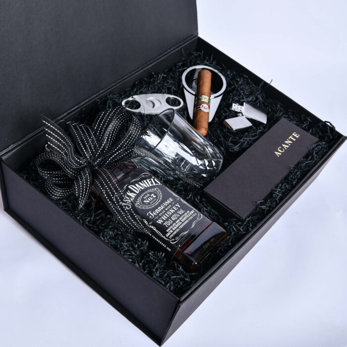 Korpo premium 3 - u crnoj dekorativnoj kutiji - sa viskijem, casom za viski, setom za tompus i cokoladnim pralinama - dostava cveća – Cvećara Provansa Dekor Beograd