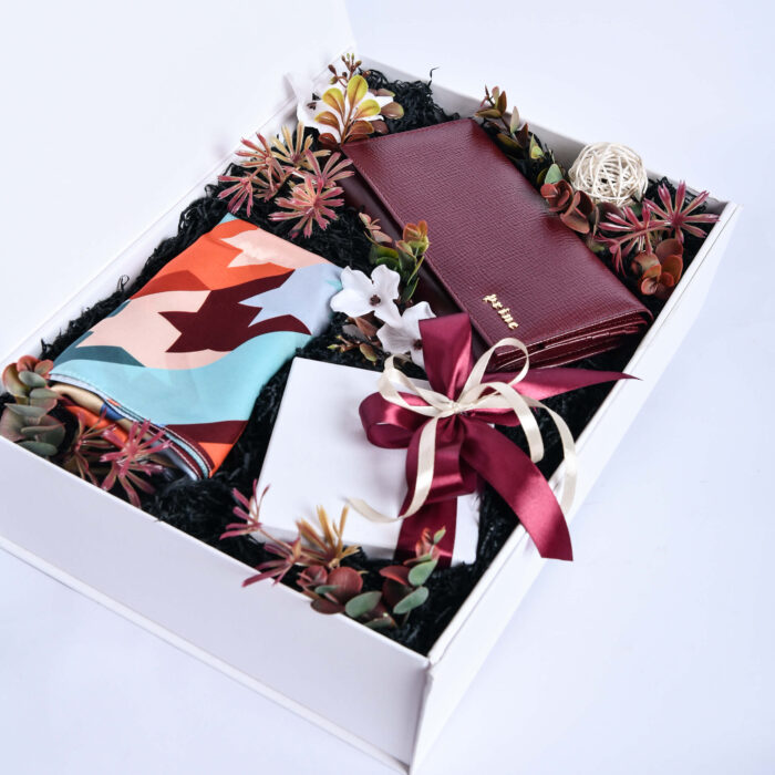 Korpo premium 2 - u beloj dekorativnoj kutiji sa Alicia drazeima, rucno radjenoj svilenoj marami i zenskim koznim novcanikom - dostava cveća – Cvećara Provansa Dekor Beograd
