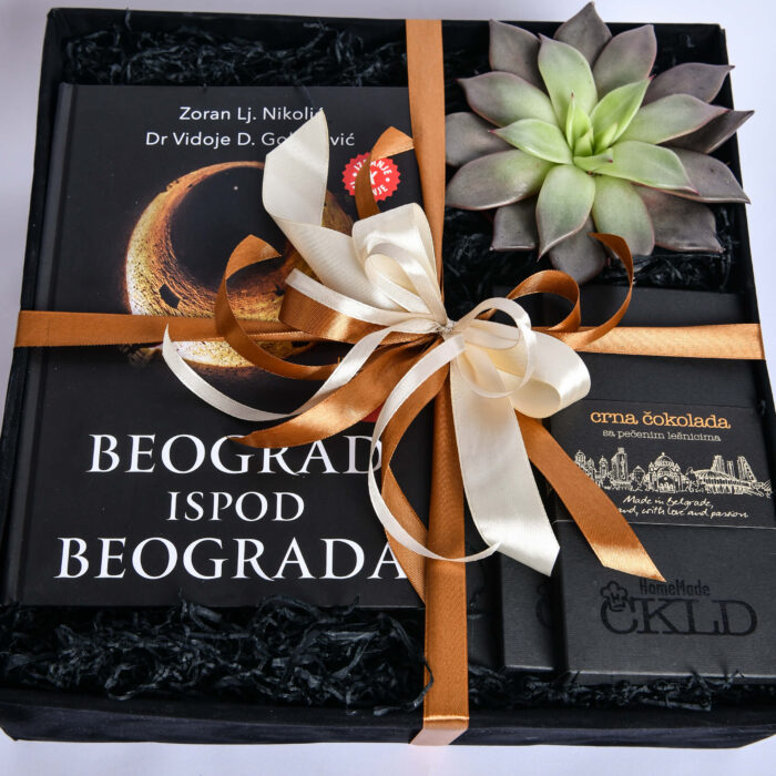 Korpo lux 2 - u crnoj dekorativnoj kutiji sa eseverijom, knjigom i cokoladama - dostava cveća – Cvećara Provansa Dekor Beograd