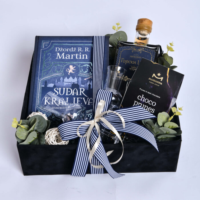 Korpo lux 1 - u crnoj dekorativnoj kutiji sa knjigom, coko sljivom u pakovanju, rakijom i casom za rakiju - dostava cveća – Cvećara Provansa Dekor Beograd