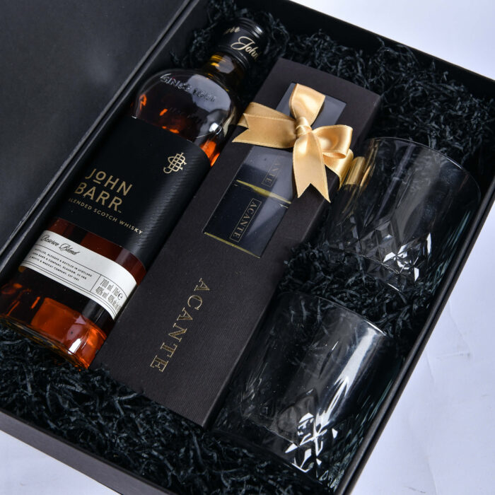 Korpo claassic 4 - u dekorativnoj crnoj kutiji sa viskijem, 2 case za viski i cokoladnim pralinama - dostava cveća – Cvećara Provansa Dekor Beograd