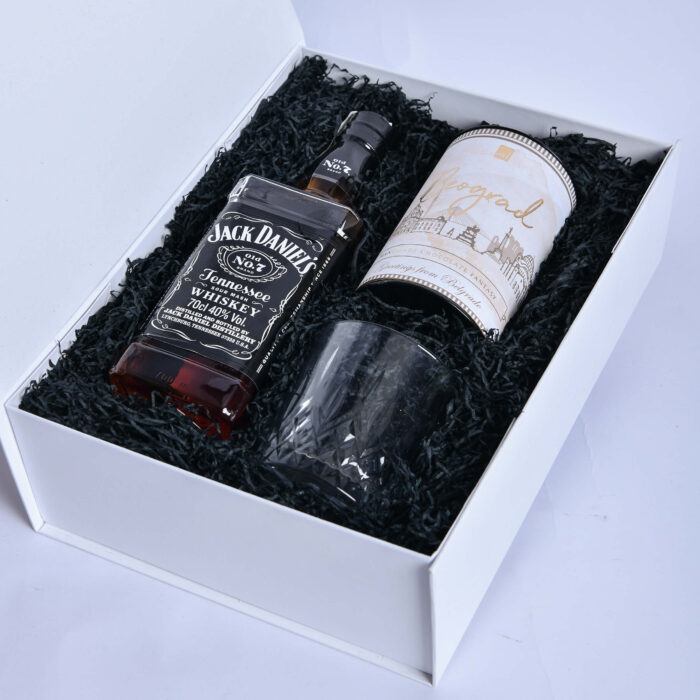 Korpo lux - u beloj dekorativnoj kutiji - sa viskijem Jack Daniels, casom za viski i cokoladnim drazeima - dostava cveća – Cvećara Provansa Dekor Beograd