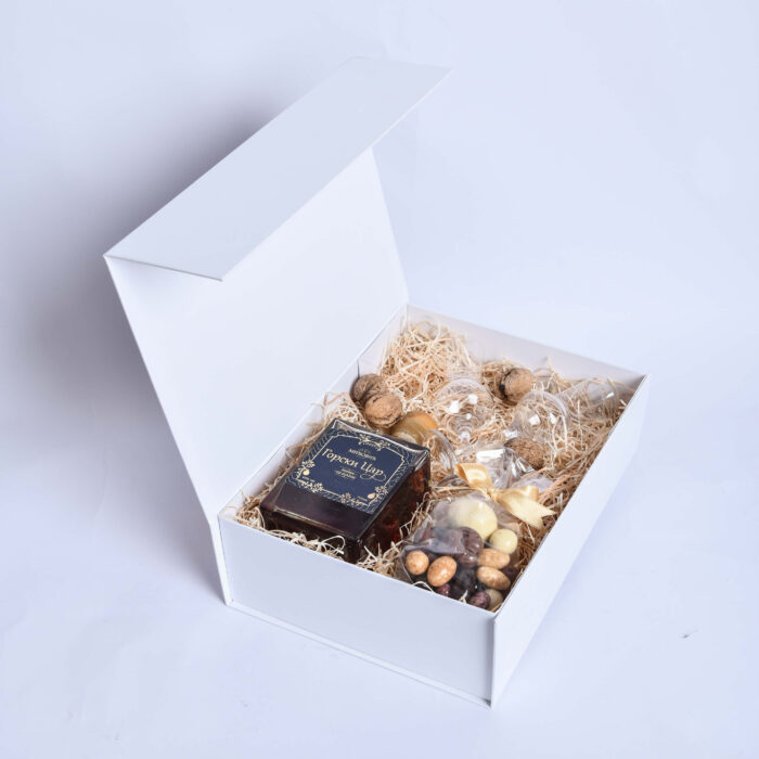 Korpo lux 7 - sa rakijom, casama, cokoladnim drazeima i dekoracijom u beloj kutiji - dostava cveća – Cvećara Provansa Dekor Beograd