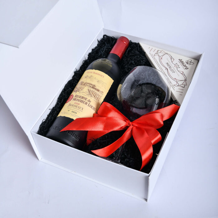 Korpo classic 2 - u beloj dekorativnoj kutiji sa vinom, casom i rucno radjenom cokoladom - dostava cveća – Cvećara Provansa Dekor Beograd