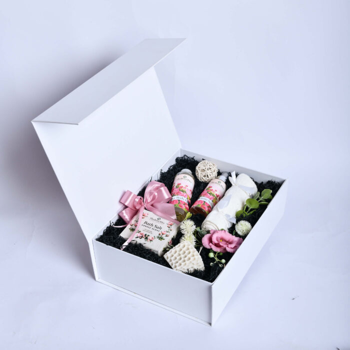 Korpo classic- kozmeticki proizvodi linije Hedera Vita sa dekoracijom u beloj dekorativnoj kutiji - – dostava cveća – Cvećara Provansa Dekor