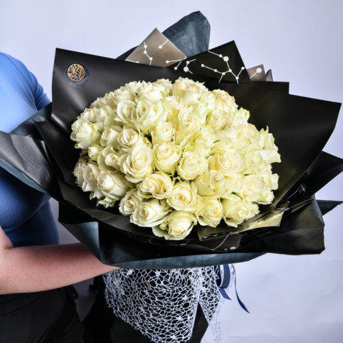101 ruza u buketu za neznost i emociju u jednom - 101 bela ruza u crnom elegantom papiru - dostava cveća – Cvećara Provansa Dekor Beograd